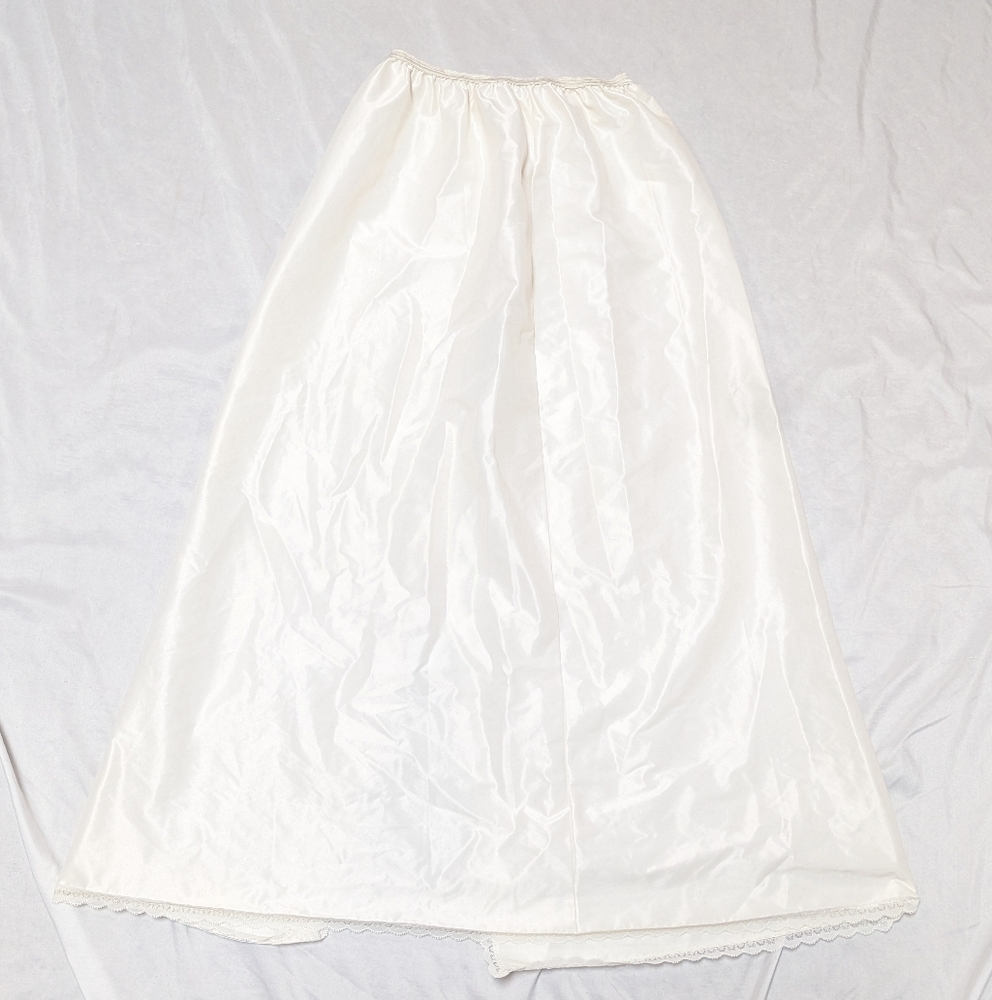 Vintage Lorraine 1970's 100% Nylon Half Slip With‎ Lace Trim
